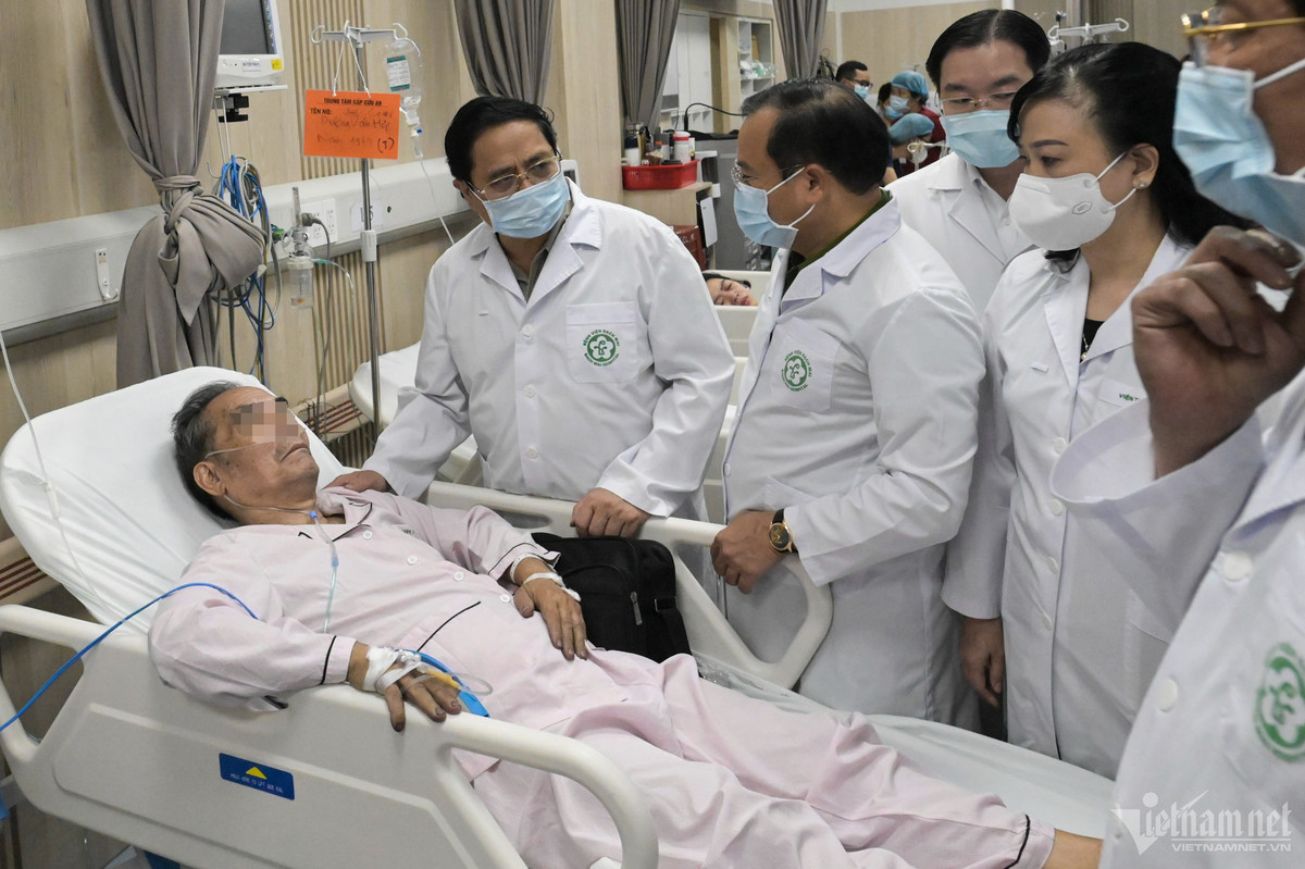 Tại giường bệnh nhân cao tuổi nhất (81 tuổi), Thủ tướng Phạm Minh Chính gửi lời thăm hỏi tới thân nhân, người bị nạn, đồng thời chỉ đạo UBND TP Hà Nội tổ chức thăm hỏi chu đáo, kịp thời động viên, hỗ trợ vật chất cho các gia đình liên quan.