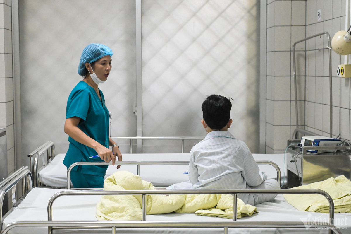 Hầu hết bệnh nhân đang được cấp cứu tại Bệnh viện Bạch Mai bị ngộ độc khí CO, một số người nhảy xuống từ tầng cao bị chấn thương và đa chấn thương.