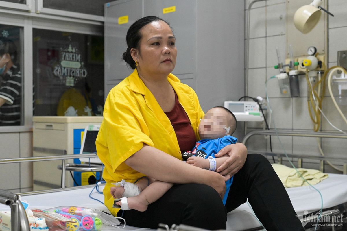 Bệnh nhi nhỏ tuổi nhất (8 tháng tuổi) được bố mẹ đưa xuống tầng 1 và giải cứu bằng cách cho em ngồi vào một chiếc xô rồi thả dây xuống. Cậu bé vào viện trong tình trạng sặc khói, phải theo dõi về hô hấp. Hiện em được bác ruột chăm sóc, còn bố mẹ đang nằm tại phòng hồi sức.