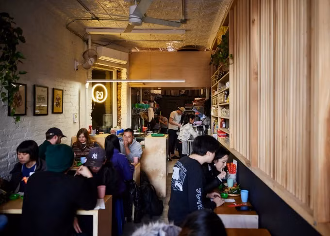 Gan 1 trieu dong/suat bun dau mam tom giua long nuoc My