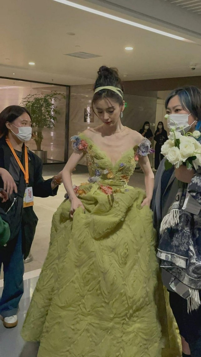 Vong eo qua nho cua Angelababy khien nha thiet ke soc-Hinh-4