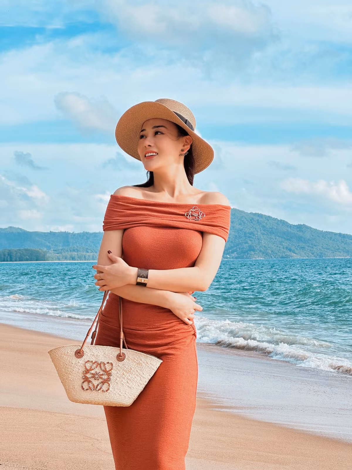 Thoi trang bien cua Phuong Oanh thay doi the nao khi lam vo Shark Binh?