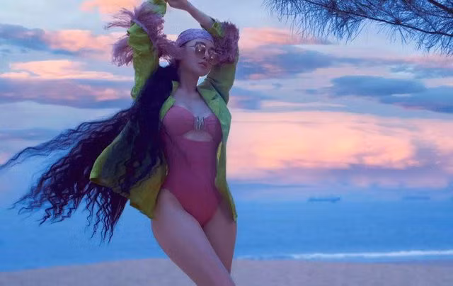 Ngoài mẫu bodysuit màu đen, Phương Oanh còn diện một thiết kế Moschino tương tự có tông hồng, được cô kết hợp cùng áo khoác neon bắt mắt.