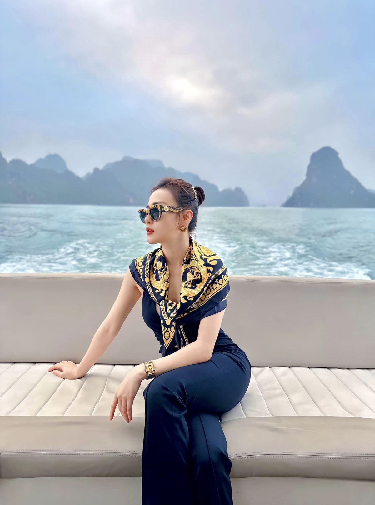 Không khó nhận thấy từ sau khi công khai chuyện tình cảm với Shark Bình, gu thời trang của Phương Oanh trở nên kín đáo hơn - ngay cả khi đi biển