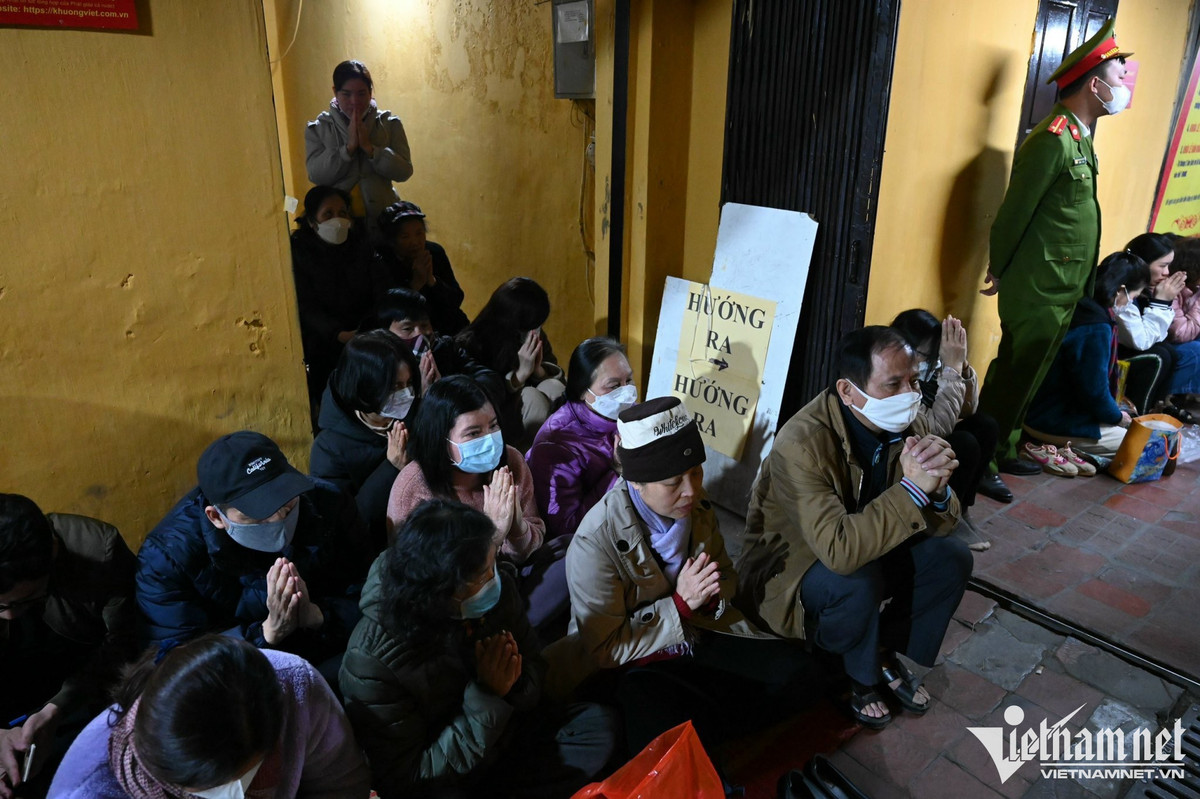 Do diện tích phía trong sân chùa khiêm tốn nhiều người phải đứng chắp tay lễ từ xa.