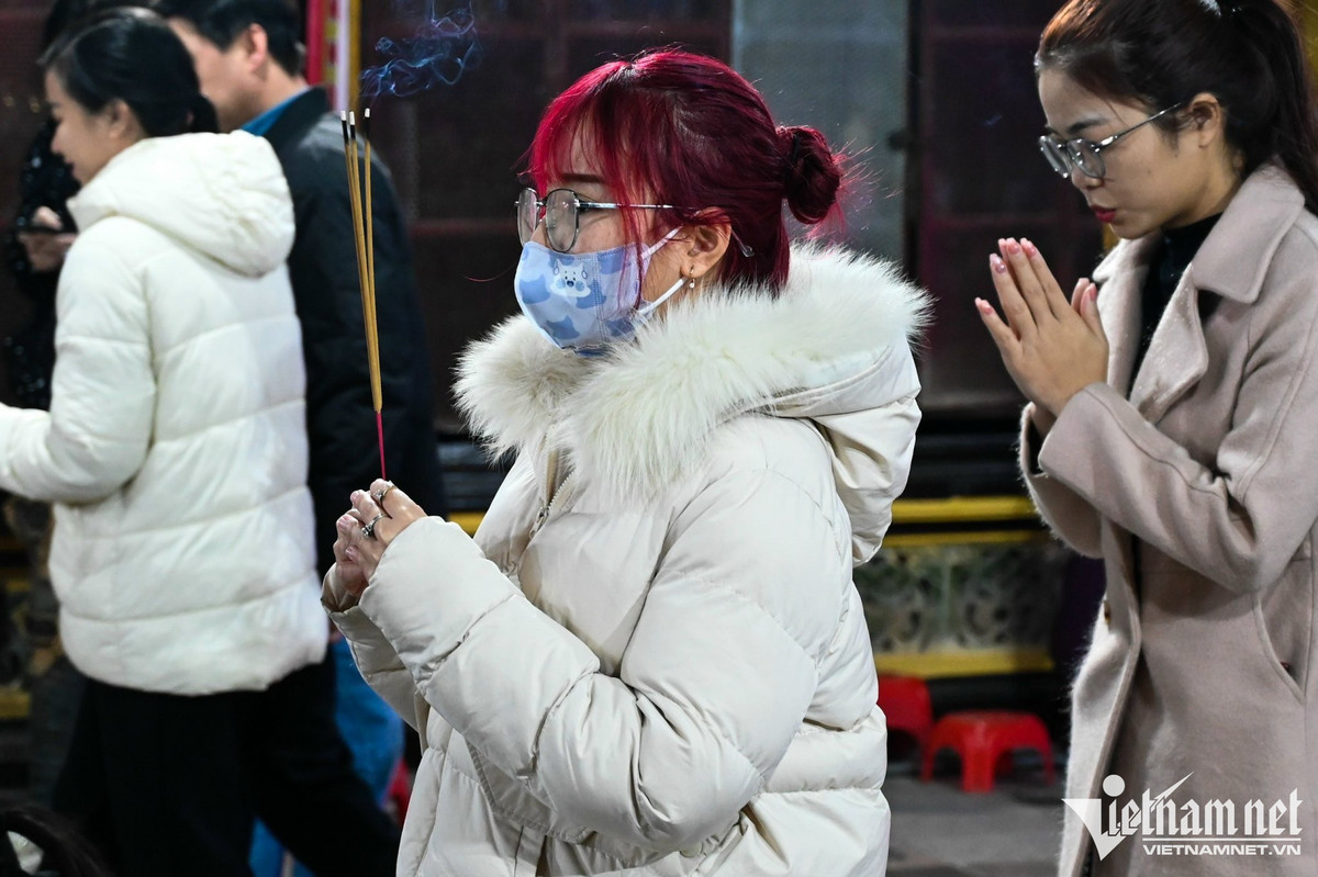 Quỳnh Anh (quận Đống Đa) chia sẻ, cúng giải hạn không nhất thiết phải chính người mang sao xấu tới chùa làm lễ mà còn có thể để người thân đến đây, miễn là có sớ viết đầy đủ tên tuổi.