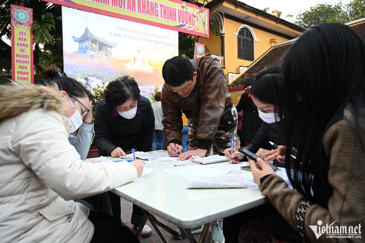 Bà Nguyễn Thị Len (75 tuổi) đăng ký làm lễ giải hạn cho gia đình hết 300.000. “Sao La Hầu là sao xấu, thường đem đến những điều rủi ro cho gia chủ trong năm mới”, bà nói.