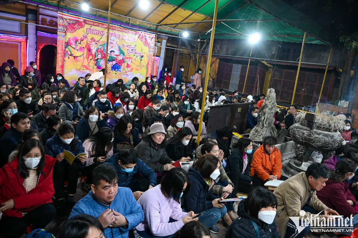 19h sư thầy bắt đầu làm lễ nhưng trước đó 1 tiếng trong sân chùa đã chật kín người.