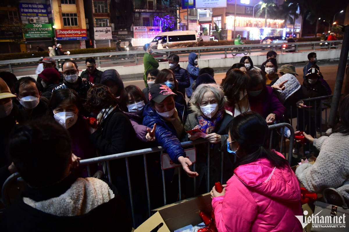 Kết thúc buổi lễ, nhiều người vội tiến đến bàn phát oản để xin lộc.