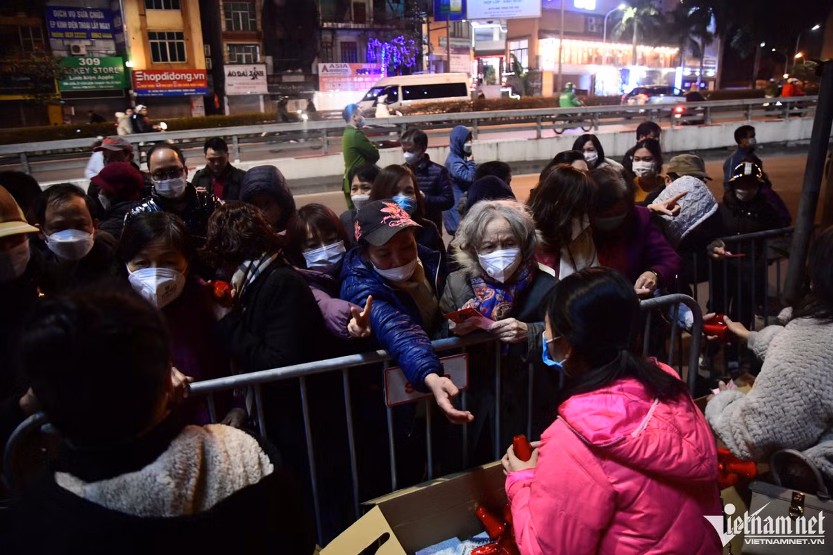 Kết thúc buổi lễ, nhiều người vội tiến đến bàn phát oản để xin lộc.