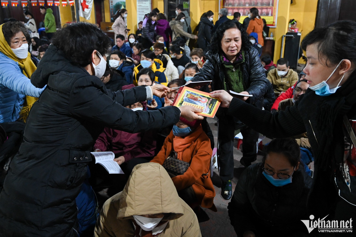 Ban tổ chức cho biết, ngày hôm nay có gần 1.000 cuốn sách được phát cho người dân và phật tử.