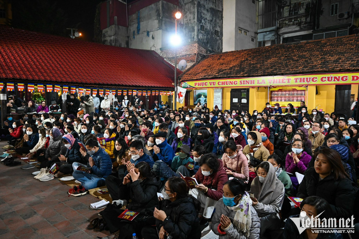 Theo quan niệm dân gian, mỗi người trong năm có một ngôi sao chiếu mệnh. Nếu gặp sao xấu thì phải làm lễ dâng sao giải hạn, cầu mong giảm nhẹ vận hạn gặp phải trong năm mới. Tuy nhiên, điều này từng được chính các chuyên gia Phật học và chức sắc Giáo hội Phật giáo phản bác.