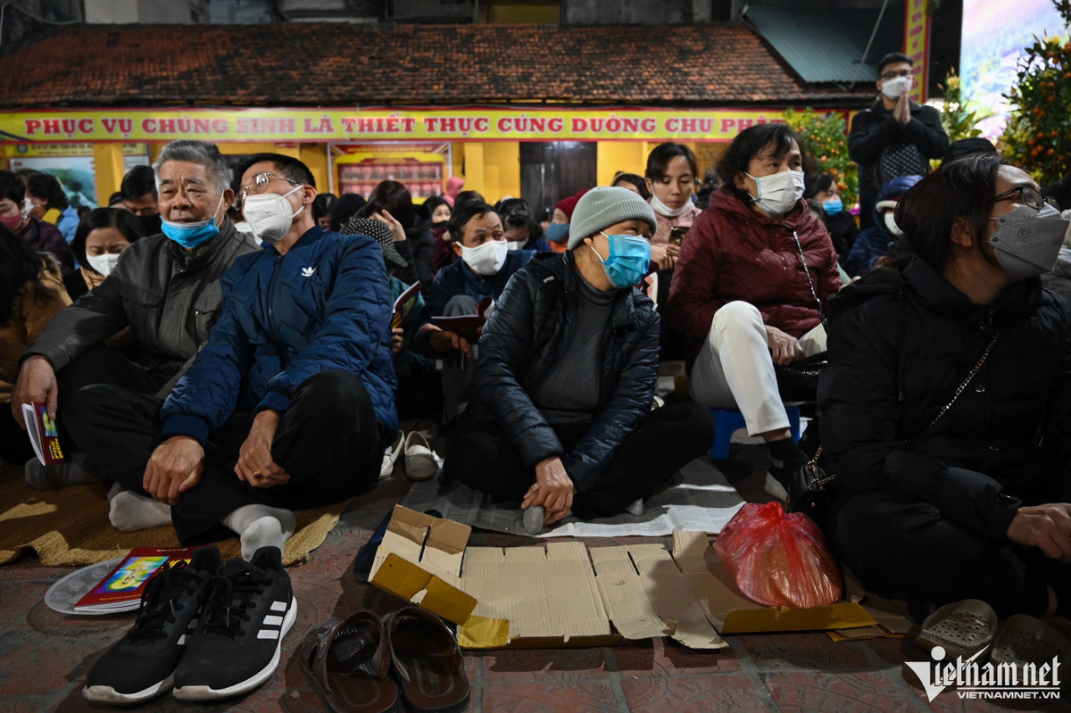 Nhà chùa đã phát ghế, chiếu miễn phí nhưng do số lượng khách đông nên mọi người phải mang theo ghế, giấy báo, vỏ hộp để ngồi.