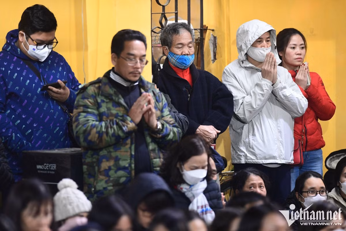 Đúng 19h, lễ giải sao La Hầu bắt đầu, hàng trăm phật tử và du khách đứng chắp tay hành lễ. Nhiệt độ ngoài trời lúc này là 14 độ C.