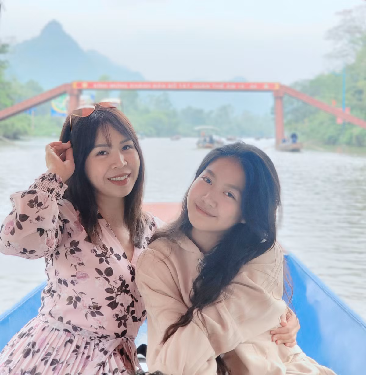 Con gái và vợ qua ống kính của Mạnh Trường. Có thể thấy cô bé giống bố nhiều hơn.