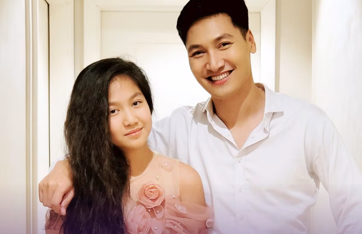 Trên trang cá nhân có 700 nghìn người theo dõi, nam diễn viên 'Hương vị tình thân' thường xuyên đăng ảnh chụp cùng vợ con rất tình cảm. Bé Chíp ngày nào giờ đã lớn và sắp cao bằng bố. "Giờ khoác vai nàng thấy cồng kềnh quá", Mạnh Trường nói.