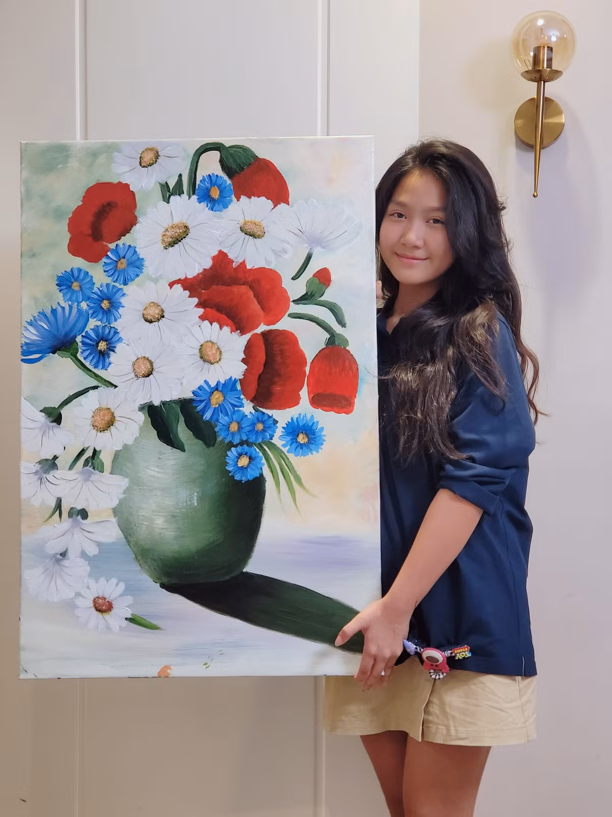 Nam diễn viên 'Đừng nói khi yêu' khoe ảnh con gái bên bức tranh cô bé mới hoàn thành. Ngoài vẽ tranh, con gái Mạnh Trường còn chơi đàn piano.