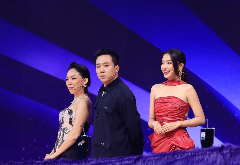 Góp mặt tại chương trình "Ca sĩ mặt nạ" mùa 2 với vai trò cố vấn, Bích Phương được nhận xét là "vựa muối" (người có tính hài hước, lầy lội) bên cạnh Trấn Thành, Tóc Tiên. Thay vì tập trung đưa ra các nhận xét, đánh giá chuyên môn, giọng ca 8X lại gây ấn tượng bởi sự dí dỏm của mình (Ảnh: Facebook nhân vật).