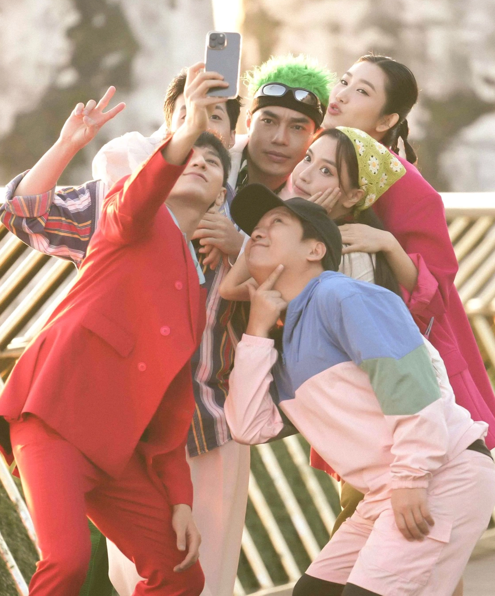 Bích Phương thừa nhận, ban đầu cô cảm thấy "khớp" khi xuất hiện bên những đàn anh giàu năng lượng như Trường Giang, Lê Dương Bảo Lâm... Tuy nhiên, sau thời gian đồng hành, cô nhận thấy bản thân trưởng thành hơn và nhận ra mình có nhiều nội lực (Ảnh: Facebook nhân vật).