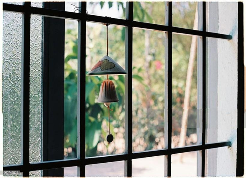 3 thu nen dat o cua so chan dung van xui, moi goi tai loc