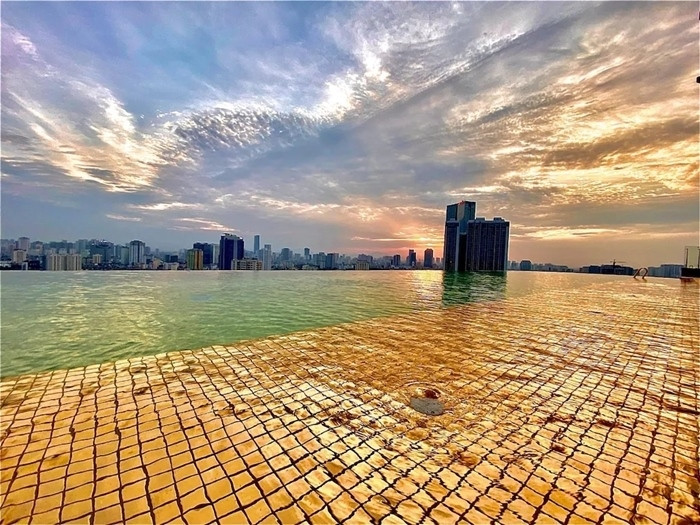 Đó là bể bơi vô cực dát vàng 24k nằm trên đỉnh của tòa nhà lộng lẫy. (Ảnh: Angoda)