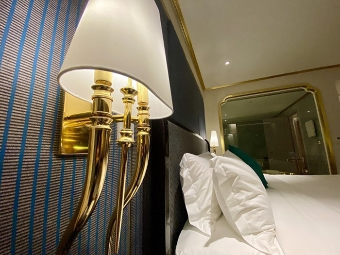 Vàng có thể được nhièn thấy ở nhiều nội thất bên trong khách sạn. (Ảnh: Hanoinews)