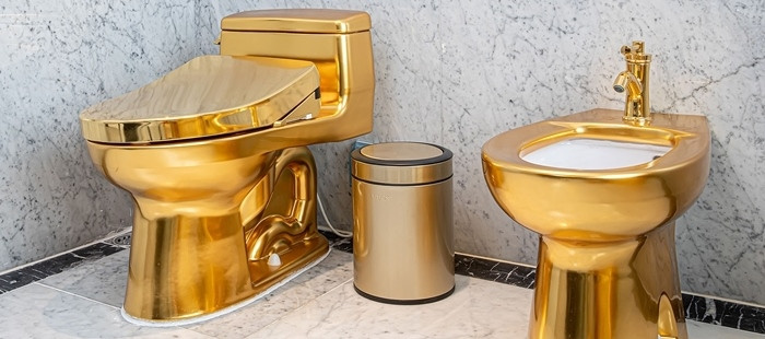 Thậm chí bồn cầu cũng dát vàng. (Ảnh: Dolcehanoigoldenlake)