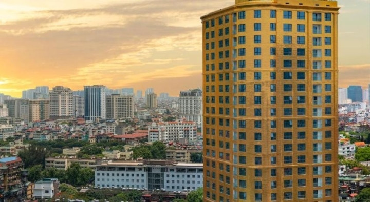 Khách sạn Dolce by Wyndham Hanoi Golden Lake gồm 24 tầng cao với 360 phòng lưu trú. Toàn bộ gạch ốp bên ngoài khách sạn đều được phủ vàng 24k. (Ảnh: Booking)