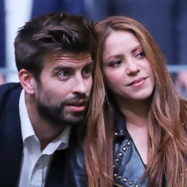 Shakira biet Gerard Pique ngoai tinh nho lo mut dau