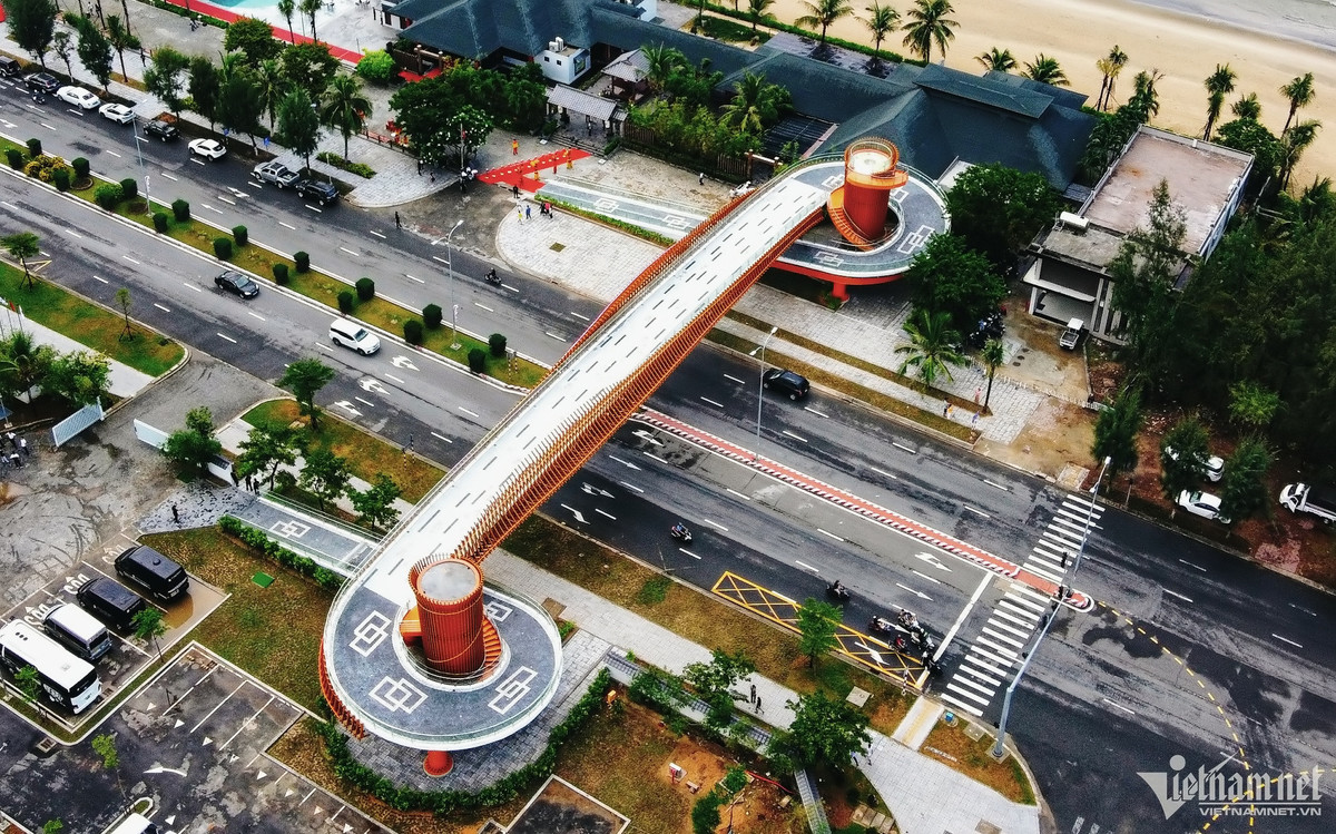 Cây cầu mang phong cách kiến trúc Nhật Bản, cao gần 13m, dài hơn 140m, diện tích sàn khoảng 655m2 với hình dáng lấy cảm hứng từ sóng biển, tạo sự nhẹ nhàng và hài hòa với cảnh quan khu vực.