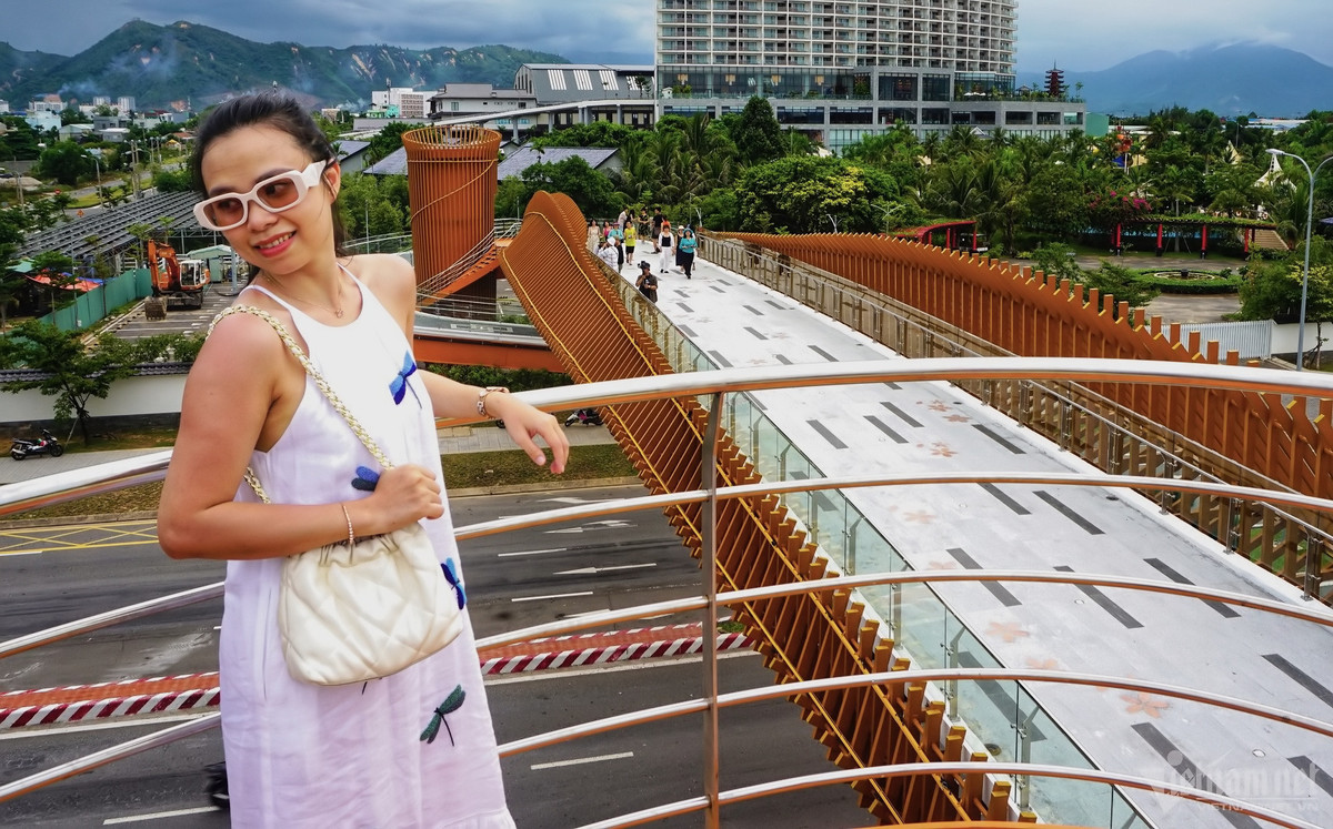 "Đứng trên cây cầu ngắm cảnh rất đẹp, view check-in cũng xịn. Từ đây có thể nhìn bao quát ra vịnh Đà Nẵng hay núi Hải Vân tuyệt đẹp", Phương Anh chia sẻ.