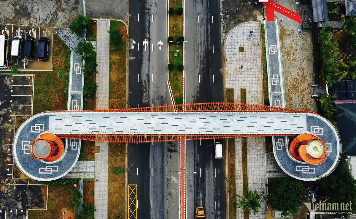 Phần lối dẫn lên cầu hai bên đài vọng cảnh tái hiện hình tượng nút thắt trong nghệ thuật đan dây của người Nhật, thể hiện mối quan hệ gắn kết giữa hai nước.