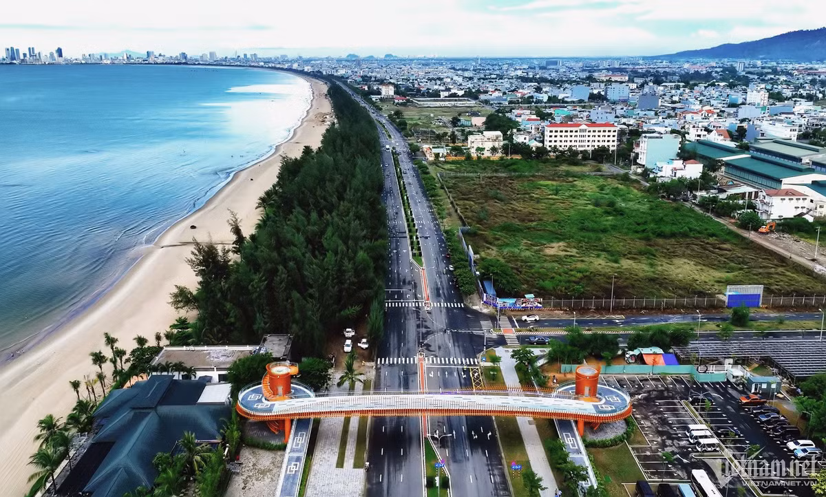  Cầu đi bộ bắc ngang qua đường Nguyễn Tất Thành (quận Liên Chiểu, TP Đà Nẵng) có vốn đầu tư 42 tỷ đồng vừa được đưa vào hoạt động sau hơn 1 năm thi công. Công trình có tên là Cầu Hữu nghị Việt Nam - Nhật Bản, được xây dựng hướng tới kỷ niệm 50 năm quan hệ ngoại giao hai nước.