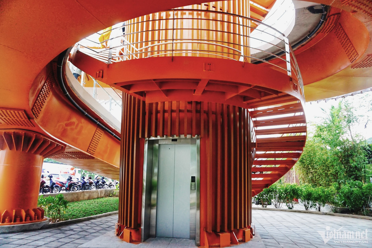 Phía dưới đài vọng cảnh được bố trí thang máy để người khuyết tật có thể lên cầu dễ dàng.