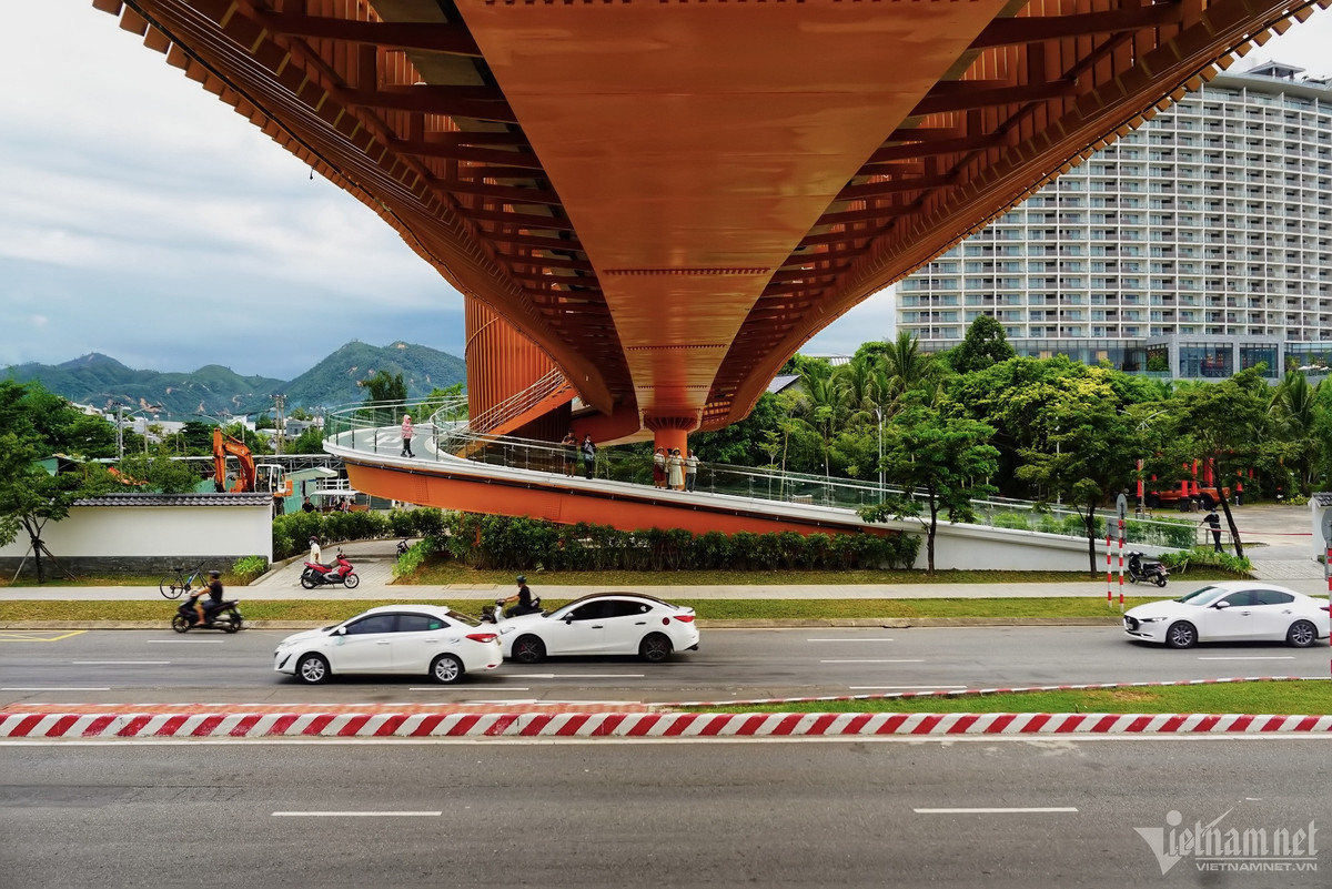 Vật liệu xây dựng cầu chủ yếu bằng thép, lát đá và có kính cường lực ở lối đi, tạo sự thông thoáng. Chiều cao cây cầu đã được tính toán kỹ và được cơ quan chức năng chấp thuận phương án, đảm bảo an toàn cho các phương tiện lưu thông bên dưới đường Nguyễn Tất Thành.