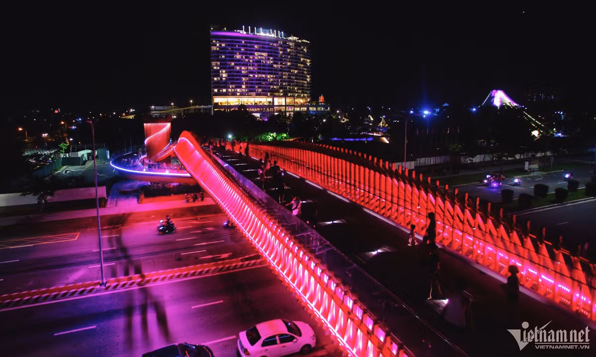 Hệ thống chiếu sáng nghệ thuật cũng tạo điểm nhấn cho công trình. Vào ban đêm cây cầu giống một dải ánh sáng vắt ngang qua đường Nguyễn Tất Thành.