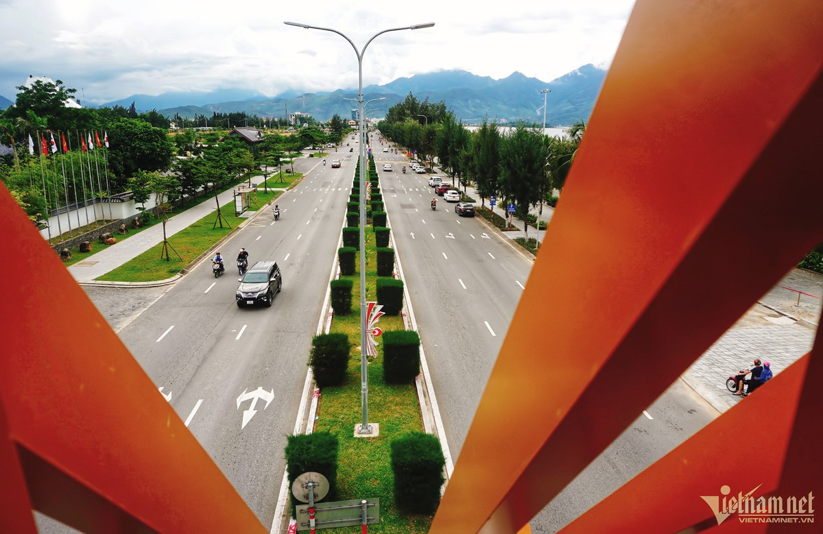 Đứng từ giữa cầu mọi người có thể ngắm đại lộ Nguyễn Tất Thành, phía xa là núi Hải Vân.