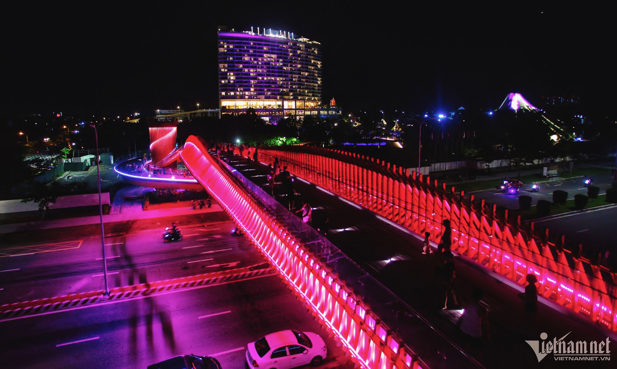 Hệ thống chiếu sáng nghệ thuật cũng tạo điểm nhấn cho công trình. Vào ban đêm cây cầu giống một dải ánh sáng vắt ngang qua đường Nguyễn Tất Thành.