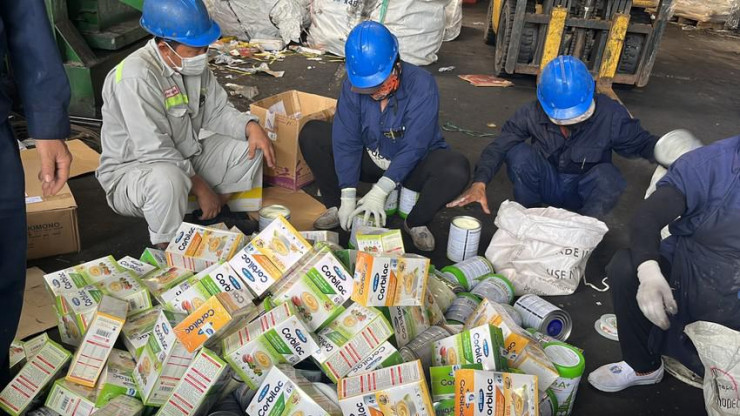 Tiêu hủy 900 sản phẩm sữa, bột ăn dặm các loại Tieu huy 900 san pham sua, bot an dam cac loai