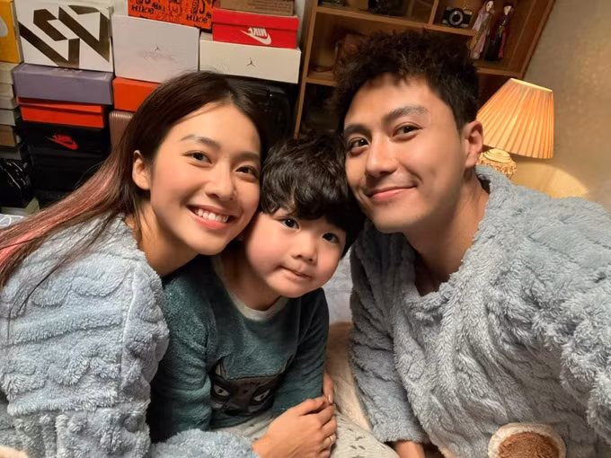 Vào vai vợ chồng trong bộ phim "Gia đình mình vui bất thình lình", Thanh Sơn và Khả Ngân tiếp tục nhận được sự yêu mến đông đảo của khán giả. Trước đó, cặp đôi đã từng có màn kết hợp ăn ý trong phim "11 tháng 5 ngày" (Ảnh: Facebook nhân vật).