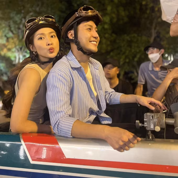 Trả lời phóng viên Dân trí về tin đồn tình cảm với bạn diễn, Khả Ngân bày tỏ niềm hạnh phúc khi khán giả đã đón nhận cô và Thanh Sơn. "Tôi cảm thấy khá vui bởi mọi người yêu quý nhân vật nên mới tin vào chuyện tình cảm trong phim mà "đẩy thuyền" chúng tôi đến tận bây giờ. Bên cạnh đó, tôi cũng rất quý khán giả vì họ không nói quá sự thật hay làm điều gì khiến tôi khó chịu", Khả Ngân khẳng định (Ảnh: Facebook nhân vật).