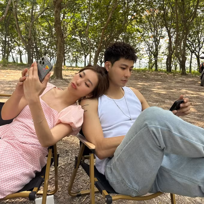 Ở những tập gần đây của "Gia đình mình vui bất thình lình", hôn nhân của Danh (Thanh Sơn) và Trâm Anh (Khả Ngân) đang đứng trên bờ vực tan vỡ sau khi quá khứ từng làm PG tiếp rượu của Trâm Anh bị hé lộ. Điều này khiến Danh khó chấp nhận và liên tục chất vấn, thậm chí mượn rượu để đay nghiến vợ (Ảnh: Facebook nhân vật).