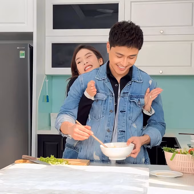 Tương tác tự nhiên của Thanh Sơn và Khả Ngân trong hậu trường phim (Ảnh: Facebook nhân vật).