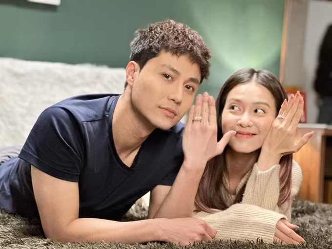 Trong lần tái hợp này, sự ăn ý của Thanh Sơn và Khả Ngân ngày càng được thể hiện rõ rệt. Họ biểu hiện tự nhiên những cử chỉ, hành động của một cặp vợ chồng son đầy ngọt ngào, lãng mạn (Ảnh: Facebook nhân vật).