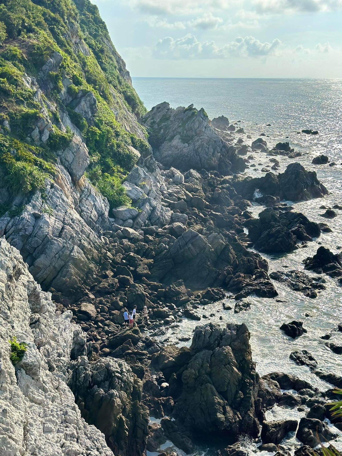 Hoa minh vao bien xanh, cat trang, nang vang o Quan Lan