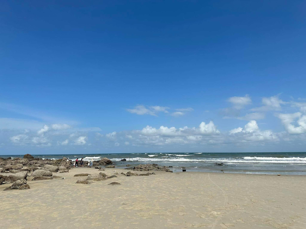 Hoa minh vao bien xanh, cat trang, nang vang o Quan Lan-Hinh-5