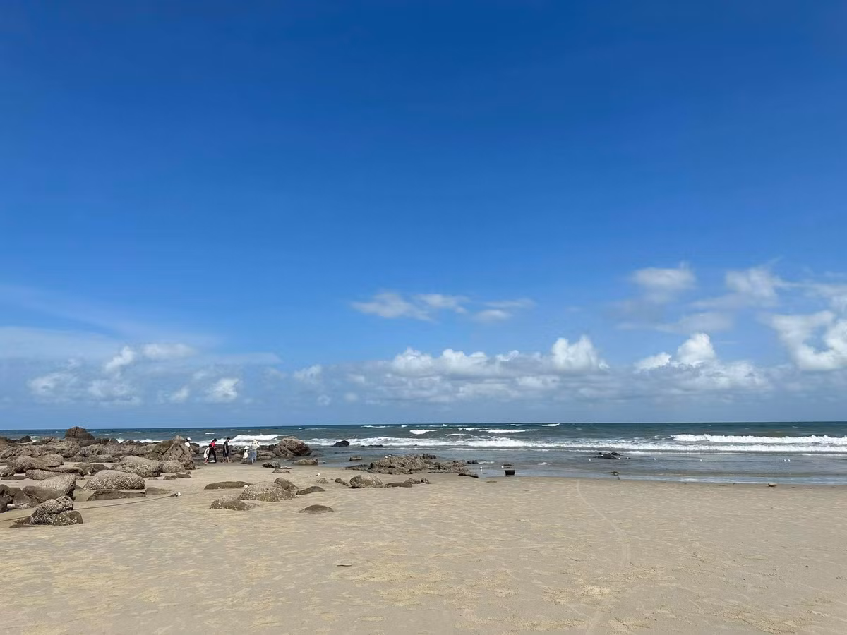 Hoa minh vao bien xanh, cat trang, nang vang o Quan Lan-Hinh-5