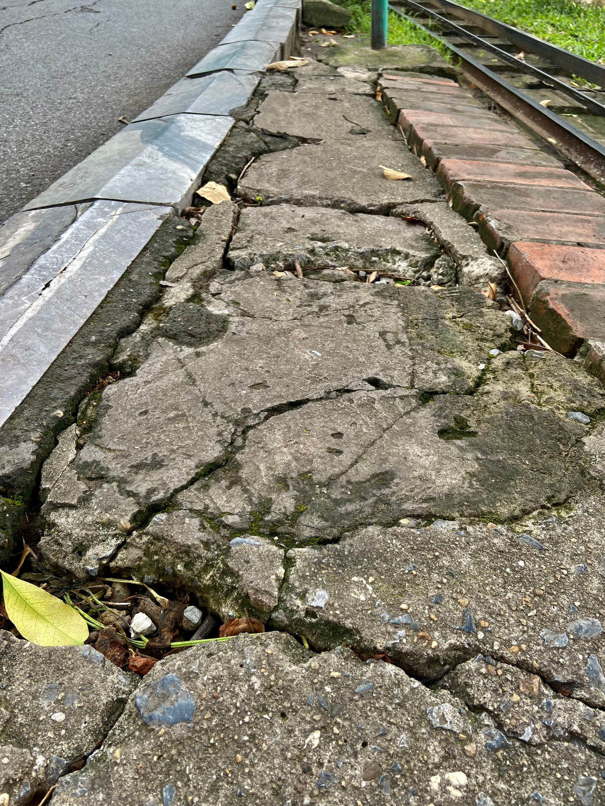 Vỉa hè nhiều chỗ nứt toác.