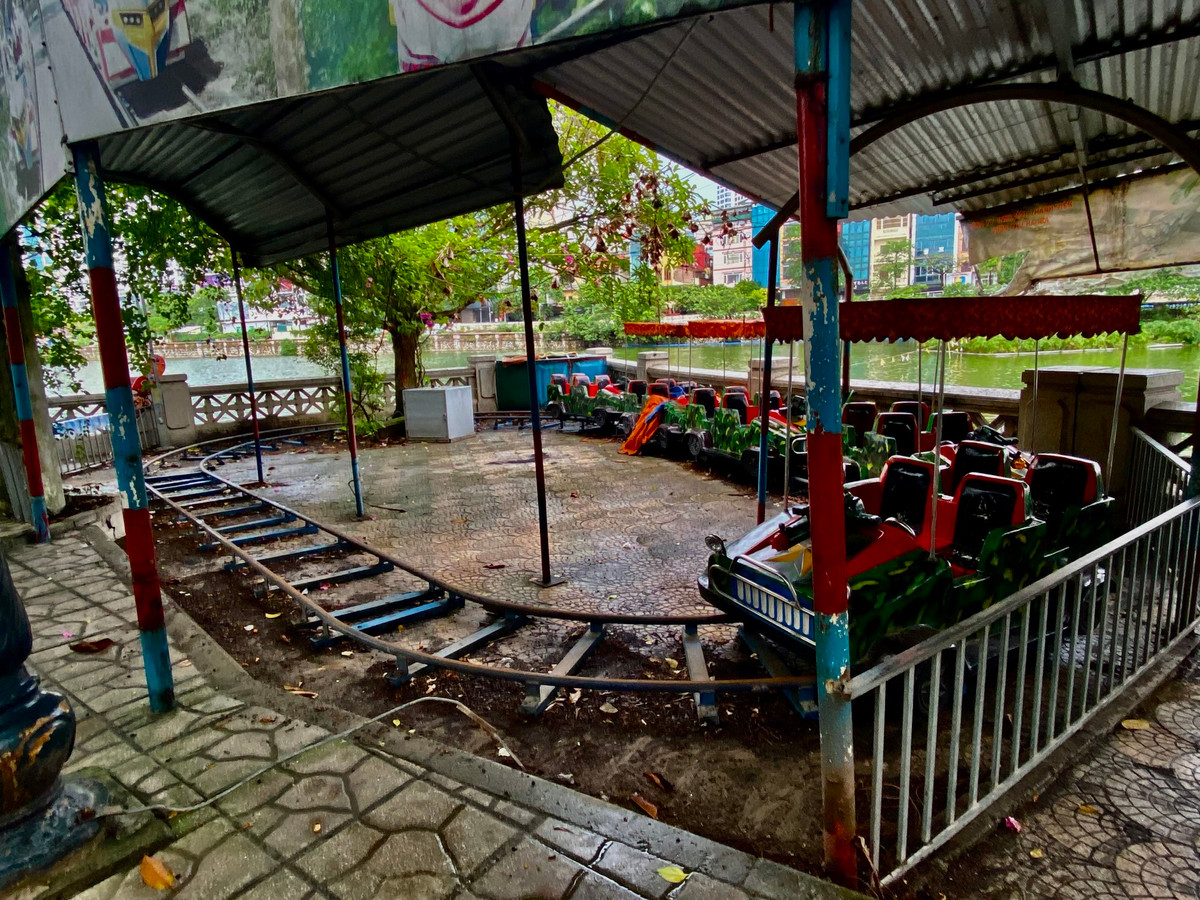 Khu vui chơi của thiếu nhi nhiều nơi đang dần bị hoang hóa, bẩn thỉu, trời nắng thì bám bụi, trời mưa thì bẩn thỉu.