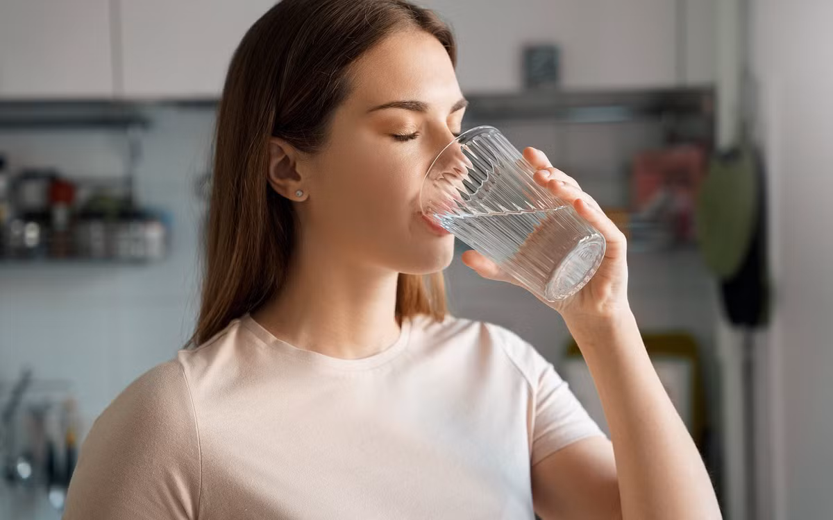 Uong nuoc loc tot nhung uong kieu nay tang nguy co phu nao